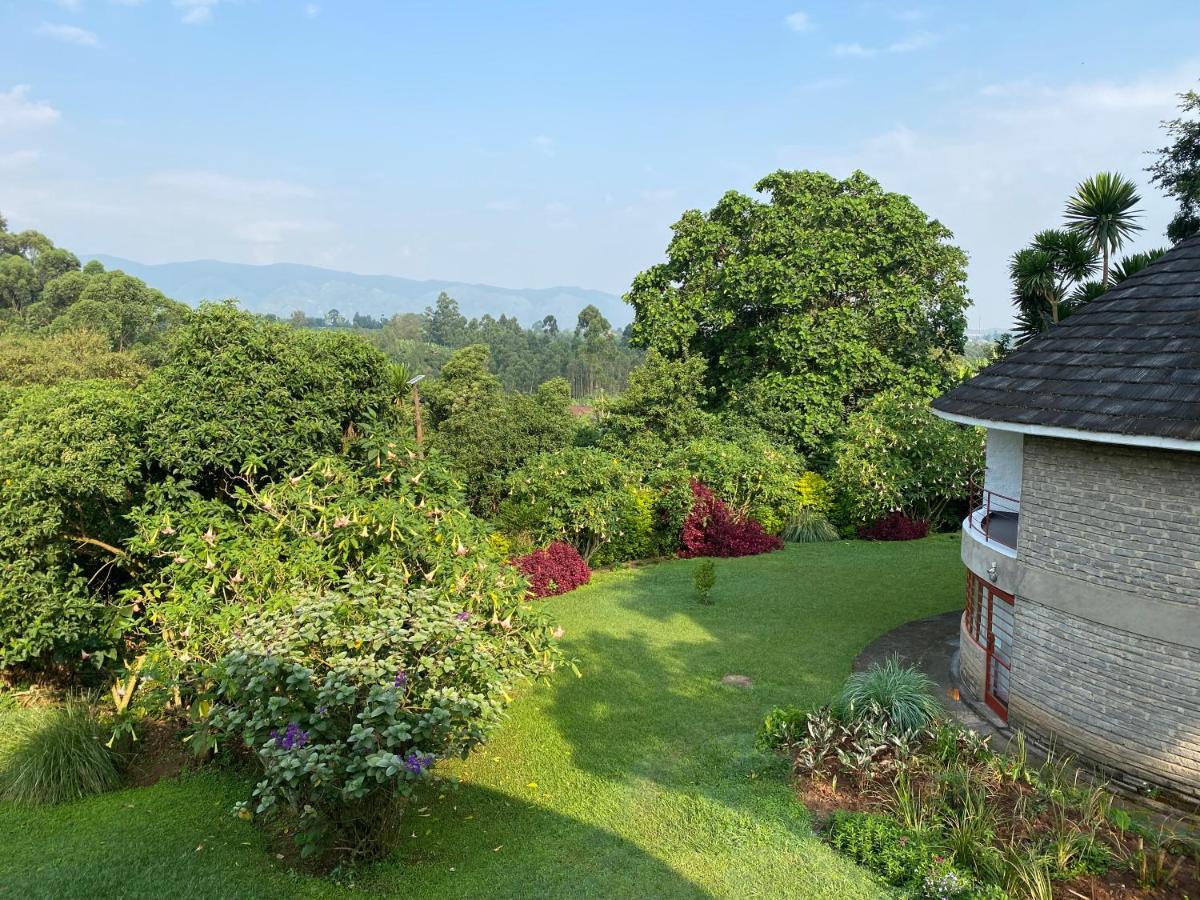 Koi Koi, Fort Portal Kasusu Екстериор снимка