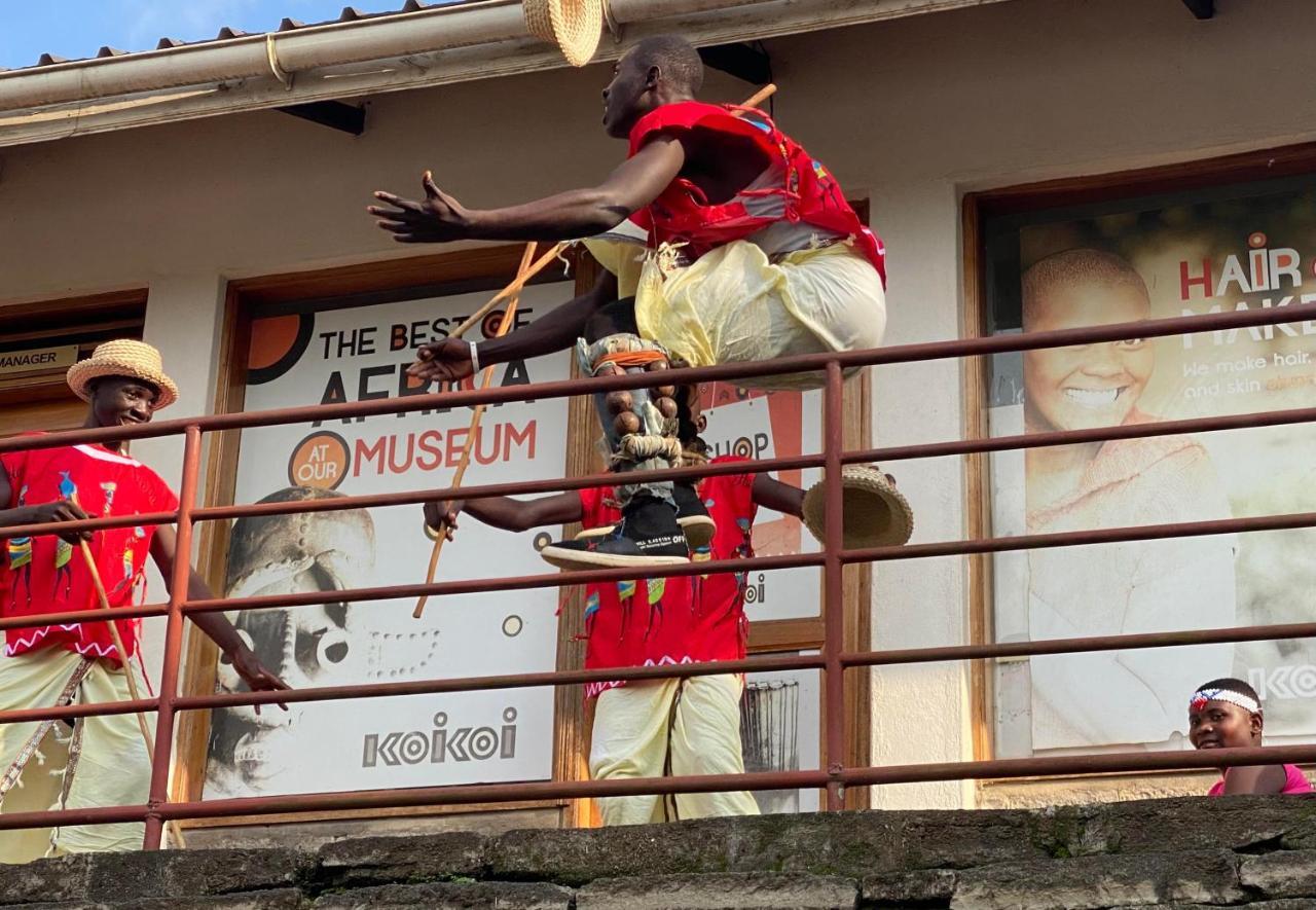 Koi Koi, Fort Portal Kasusu Екстериор снимка