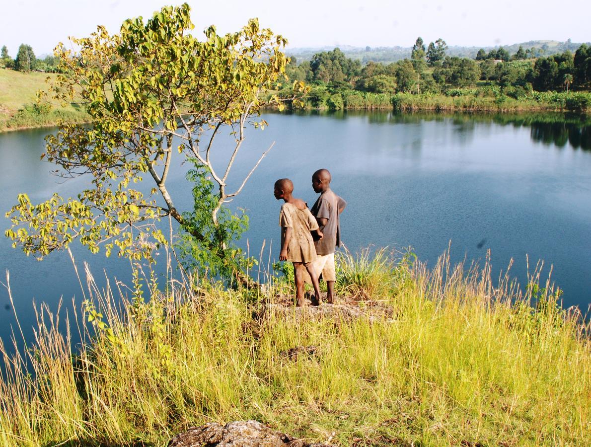 Koi Koi, Fort Portal Kasusu Екстериор снимка
